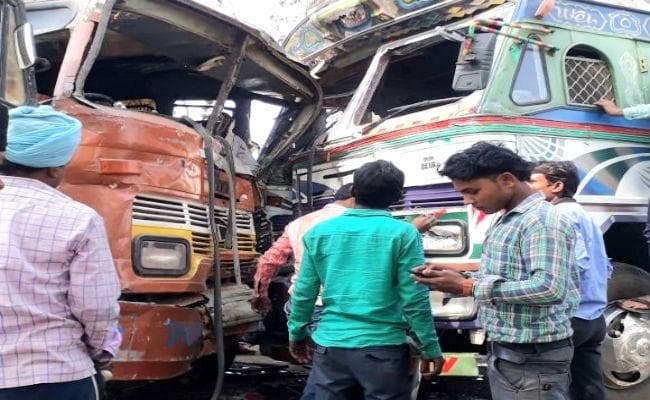 दिल्ली से मुजफ्फरपुर आ रही बस बाराबंकी में टकरायी, दो बच्चों समेत बिहार के पांच यात्रियों की मौत