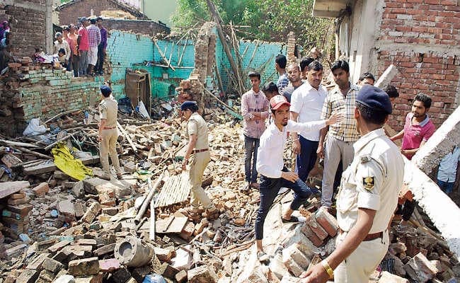 बिहार : अवैध पटाखा फैक्टरी में विस्फोट छह लोगों की मौत, 18 हुए घायल, सीएम ने दिया जांच का आदेश बिहार : अवैध पटाखा फैक्टरी में विस्फोट छह लोगों की मौत, 18 हुए घायल, सीएम ने दिया जांच का आदेश