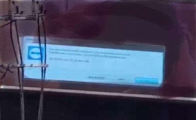 ओ तेरी...ये क्या हुआ, भरे बाजार में बिलबोर्ड पर दिखने लगी पोर्न फिल्म...?