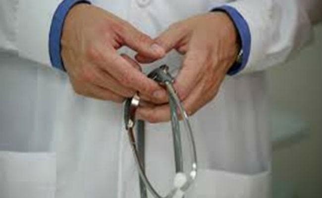 कोलकाता : चिकित्सा में लापरवाही को लेकर दो डॉक्टरों पर हुई कार्रवाई