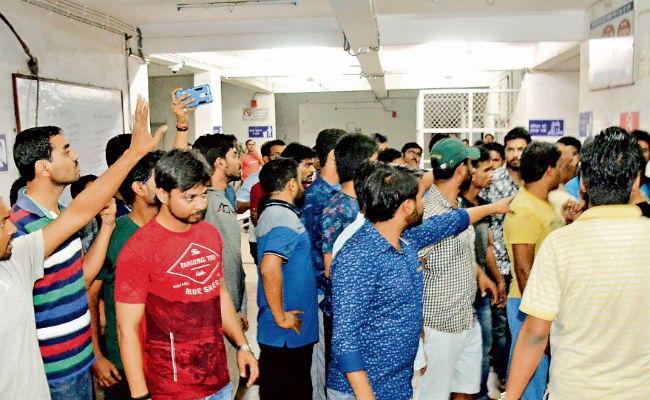 पीएमसीएच में रात 10.30 बजे मेडिकल छात्रों पर पुलिस लाठी चार्ज, हड़ताल पर गये जूनियर डॉक्टर