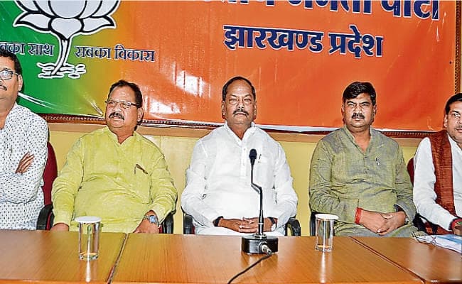 निकाय चुनाव के प्रत्याशियों के साथ बैठे सीएम, दिये चुनावी टिप्स, कहा- सरकार की उपलब्धियां जनता तक लेकर जायें