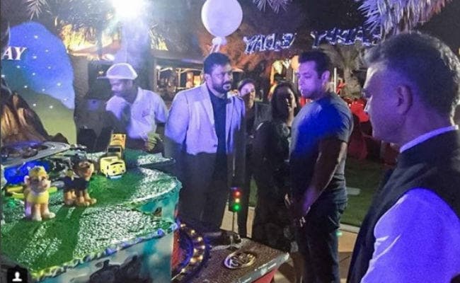 बॉबी देओल के साथ इस गाने पर थिरके दबंग सलमान, भांजे आहिल की बर्थडे पार्टी का Video Viral