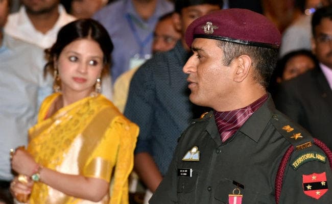 जानें, धौनी ने सेना की वर्दी में ही क्यों लिया पद्मभूषण ? जानें, धौनी ने सेना की वर्दी में ही क्यों लिया पद्मभूषण ?