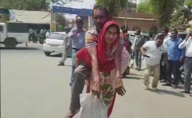 दिव्यांग पति को कंधे पर लादकर सीएमओ ऑफिस पहुंची महिला, लाचार सिस्टम की दर्दनाक तस्वीर दिव्यांग पति को कंधे पर लादकर सीएमओ ऑफिस पहुंची महिला, लाचार सिस्टम की दर्दनाक तस्वीर