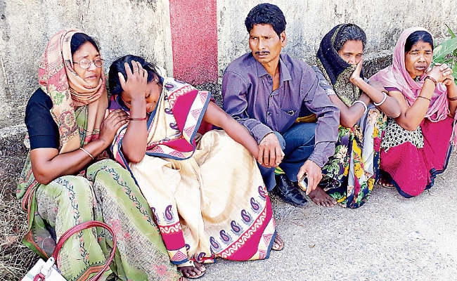 झारखंड : सिमडेगा में पुल से टकरायी गाड़ी, 9 बारातियों की मौत, कोलियादामर गांव में किया गया अंतिम संस्कार