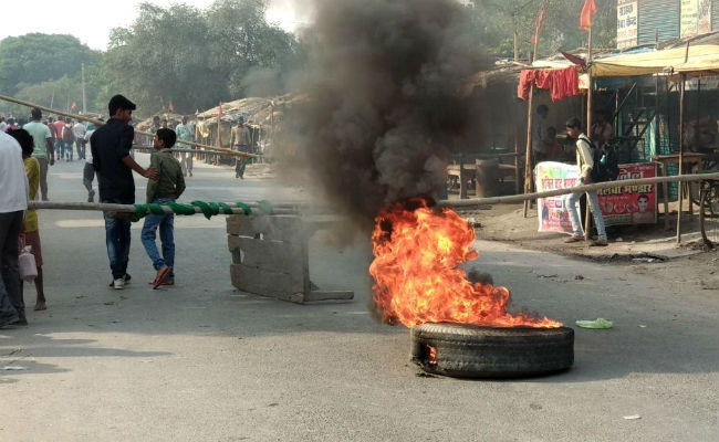 रोहतास : बच्ची से दुष्कर्म के आरोपित पर कार्रवाई को लेकर ग्रामीणों ने जाम की सड़क, आगजनी