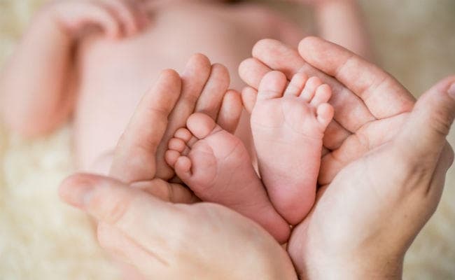 माता-पिता की मौत के चार साल बाद सेरोगेट मां ने दिया बच्‍चे को जन्‍म