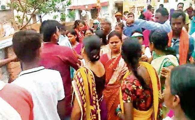 चुनावी महासंग्राम के बीच गोबर वार: भाजपा नेता पर लगा मुंह पर गोबर फेंकने का आरोप, जानें पूरा मामला