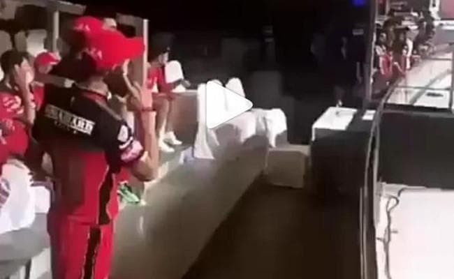IPL 2018 : आंखों से ओझल हुईं अनुष्का, तो बेचैन विराट कोहली ने ये क्या किया, Video हुआ वायरल
