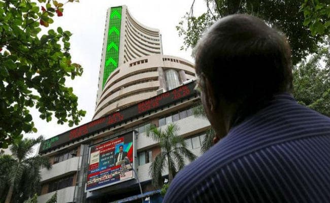 सेंसेक्स में करीब 150 अंक का उछाल, निफ्टी 10500 के ऊपर, रुपया में गिरावट