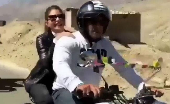 शूटिंग से टाइम निकालकर जैकलीन संग बुलेट में घूमने निकले सलमान खान, देखें वीडियो