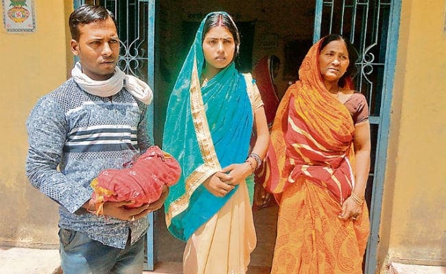 झारखंड : मामला नवजात का लिंग काटने के बाद मौत का, चिकित्सा प्रभारी ने दोनों डॉक्टरों पर कराया प्राथमिकी दर्ज