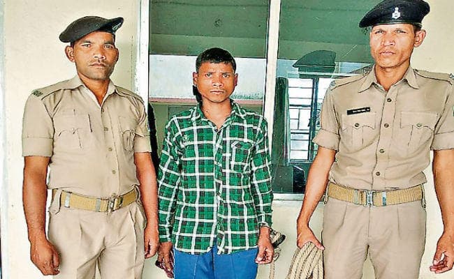 Jharkhand : कुंदन पाहन दस्ते का कुख्यात नक्सली सुशील डांगिल चाईबासा से गिरफ्तार, इन हत्याकांडों में था शामिल