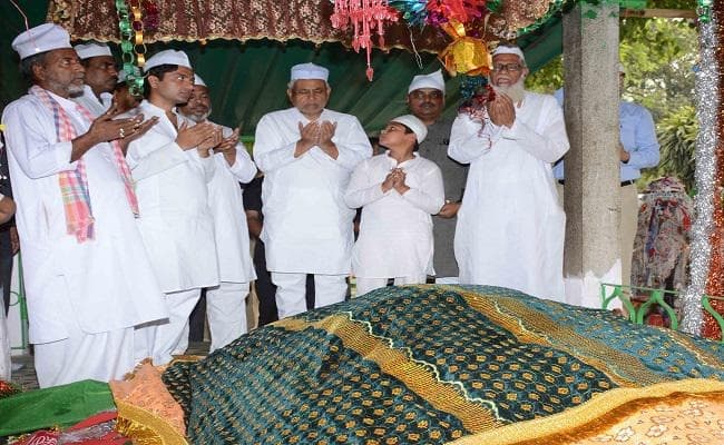 सीएम नीतीश ने मनेर शरीफ में की चादरपोशी