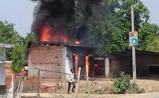 झारखंड : रोड किनारे दुकान में तेज धमाके, दो लोग झुलसे, ट्रैक्टर में लगी आग
