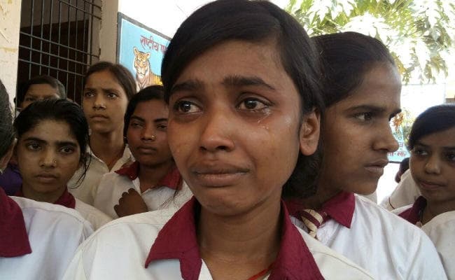 चतरा : कस्तूरबा विद्यालय की छात्राओं ने वार्डेन पर लगाया गंभीर आरोप, हटाने की मांग