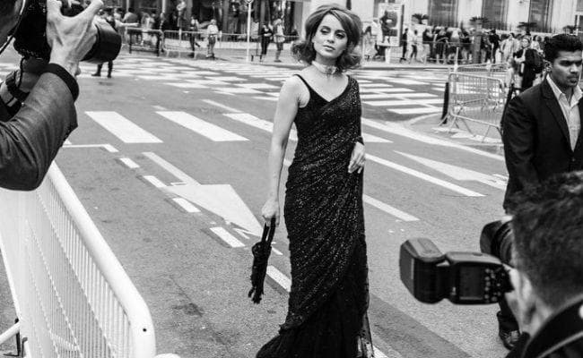 Cannes Film Festival में पहली बार पहुंची कंगना रनौत, ब्‍लैक साड़ी में दिखा ग्‍लैमरस अवतार