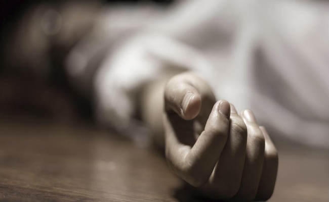 पोस्टमार्टम हाउस में सड़ रही है लाश, दुर्गंध से लोग परेशान