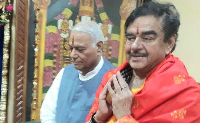 कर्नाटक चुनाव : शत्रुघ्न सिन्हा ने ट्वीट कर PM मोदी पर कसा तंज, कहा- PM बनने से कोई बुद्धिमान नहीं बन जाता