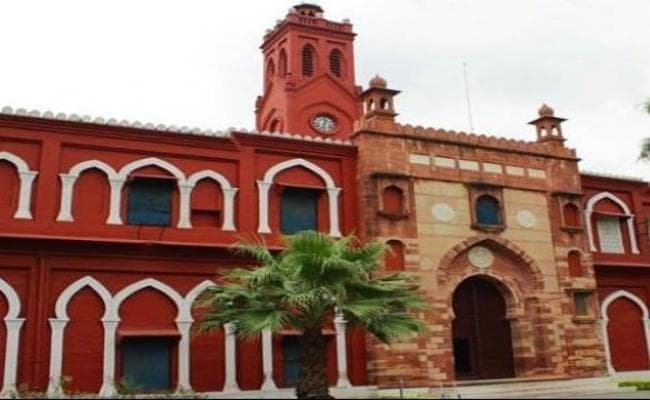 प्रदर्शन समाप्त करने के मकसद से अधिकारियों से मिले एएमयू के छात्र