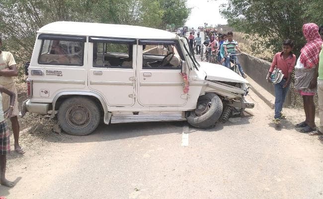 गढ़वा में बीच पुल पर दुर्घटनाग्रस्त हुई बोलेरो कार