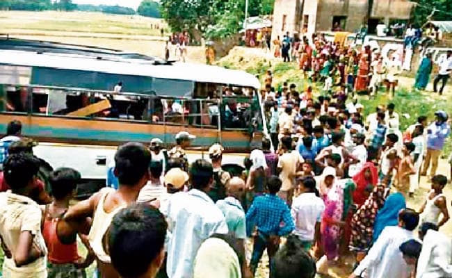 दरभंगा : ….जब बाइक सवार को बचाने की कोशिश में पलट गयी बस, उपचालक सहित चार की गयी जान, 40 भर्ती