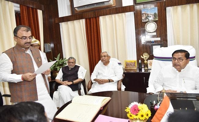 बिहार : स्वास्थ्य मंत्री मंगल पांडेय ने विधान परिषद के सदस्यता की शपथ ली