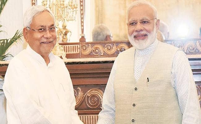 नीतीश ने एनडीए सरकार के 4 साल पूरे होने पर PM को दी बधाई, तेजस्वी ने लिखी कविता