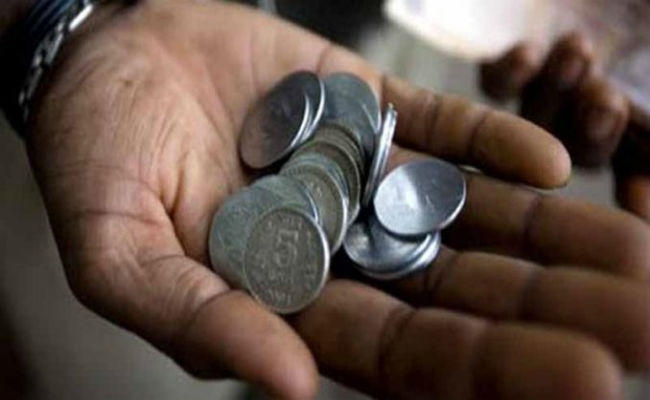 बैंक नहीं ले रहे सिक्के, छोटे दुकानदारों की फंस रही पूंजी, भिखारी भी नहीं लेते एक का सिक्का