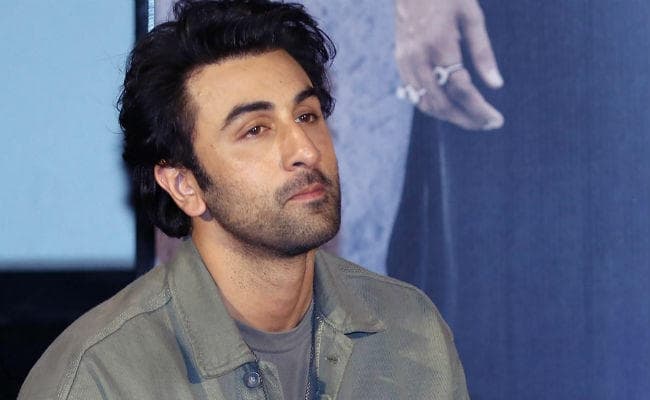 ”संजू” के लिए रणबीर कपूर को मिले इतने करोड़, जानें फिल्म के बाकी स्टार्स की फीस…?