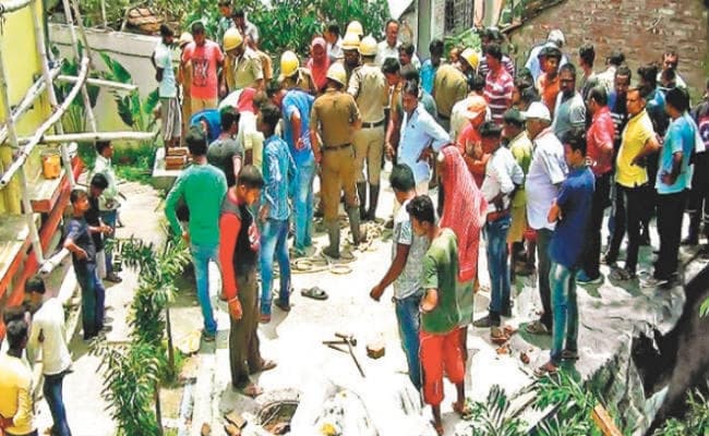 कोलकाता : सेप्टिक टैंक में काम कर रहे दो श्रमिकों की दम घुटने से मौत कोलकाता : सेप्टिक टैंक में काम कर रहे दो श्रमिकों की दम घुटने से मौत