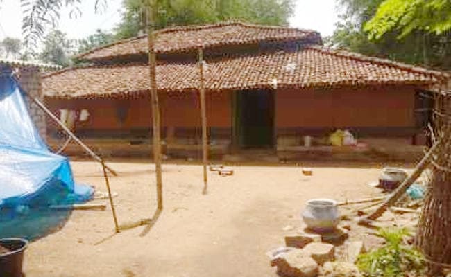 घर में घुसकर दंपती की हत्या, महिला का सिर काटकर ले गये हथियारबंद अपराधी