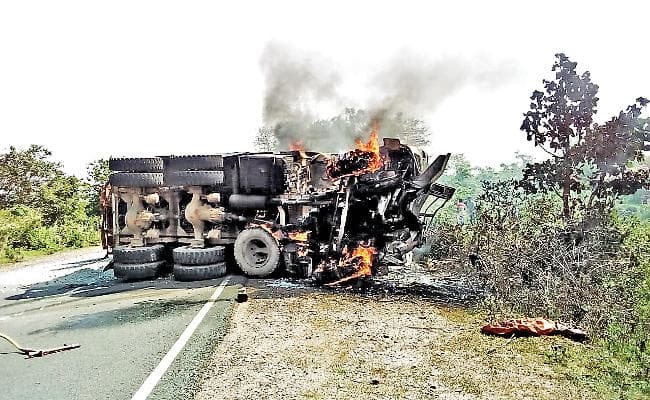 चाईबासा : ट्रक-हाइवा की टक्कर के बाद ड्राइवर और हेल्पर जिंदा जले