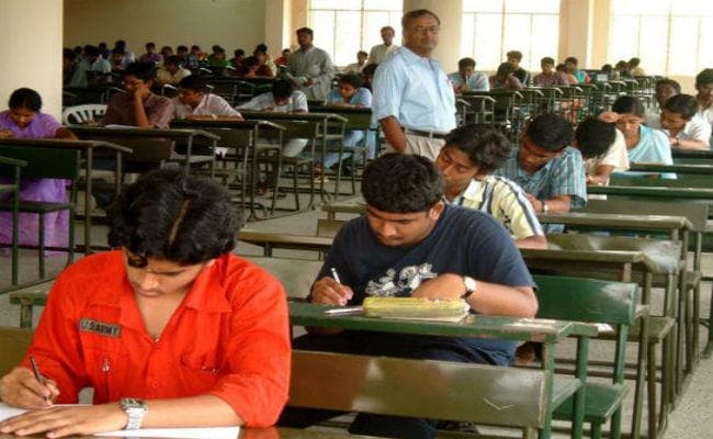 फर्जी एडमिट कार्ड से परीक्षा दे रहे तीन युवक को पुलिस ने पकड़ा