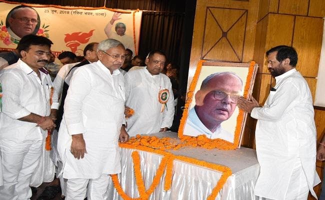 वीपी सिंह के जयंती समारोह में बोले नीतीश, हमें सिर्फ काम की चिंता