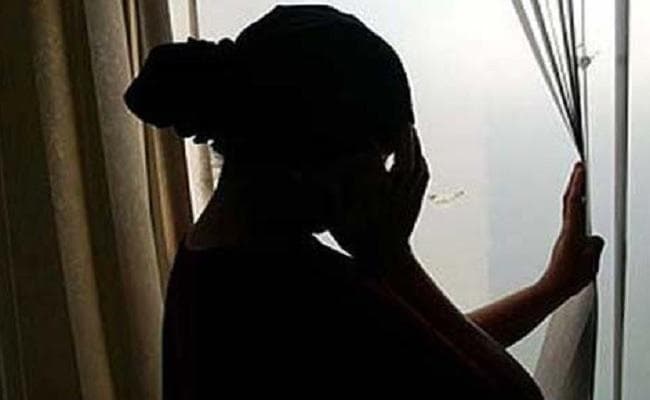 बिहार : गया में शराब के नशे में रंगरेलियां मनाते होटल से दाे युवतियों समेत 9 पकड़ाये