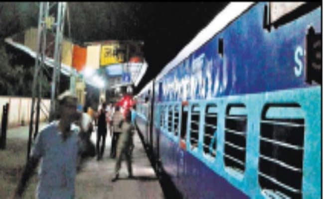 ट्रेन से निकाला धुआं, हादसा टला