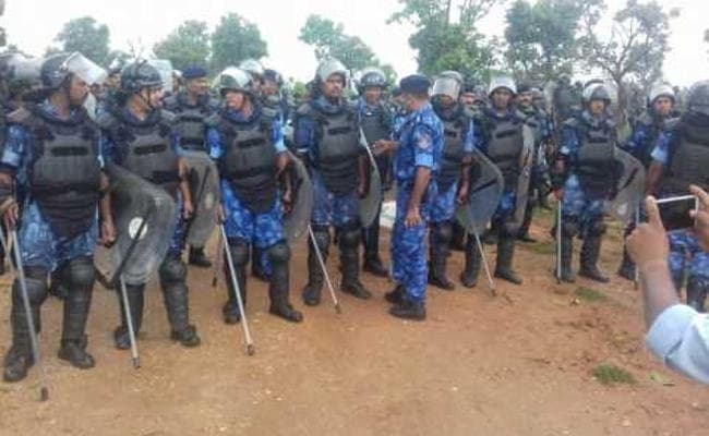 Jharkhand : जवानों को मुक्त कराने गयी पुलिस की कार्रवाई में ग्रामीण की मौत