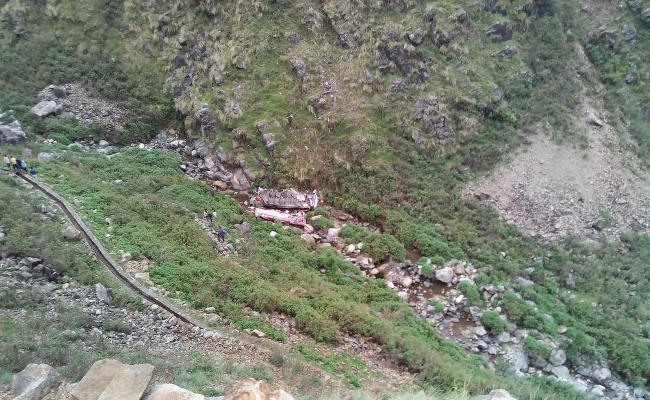 IN PICS : यात्रियों से भरी बस 200 मीटर गहरी खाई में गिरी, 47 मरे