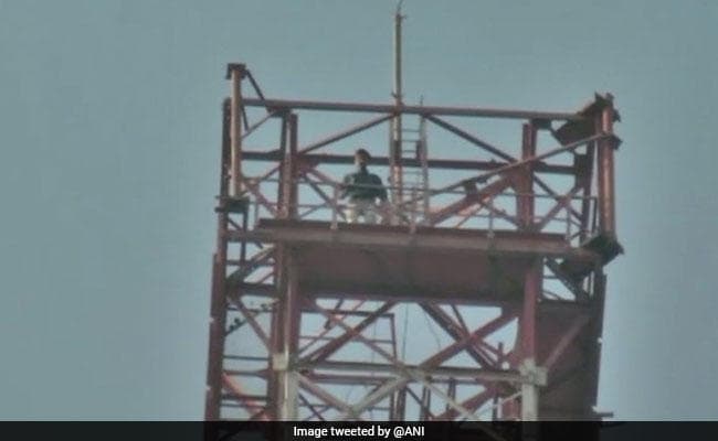 हाई टेंशन बिजली टावर पर चढ़ा मानसिक रोगी, अस्पताल में भर्ती