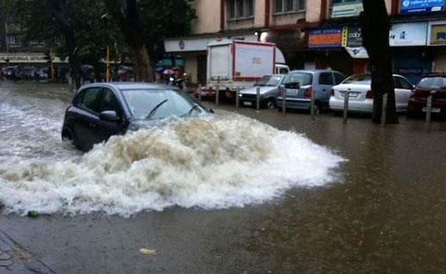बारिश से सड़क क्षतिगस्त, प्रभावित हो रहा आवागमन