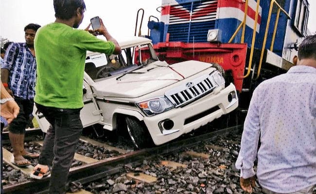 गुमटी पर फंसी बोलेरो में पैसेंजर ट्रेन ने मारी टक्कर