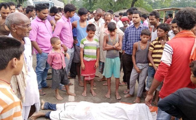 बेतिया : गा़ी नहीं रोकने पर उत्पाद विभाग की टीम ने युवक को गोली मारी ! मौत से गुस्साये ग्रामीण सड़क पर उतरे