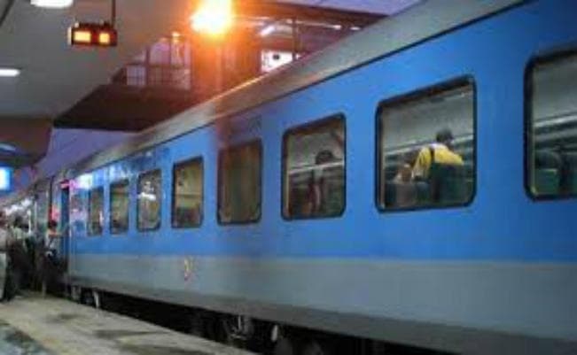 रेल यात्री अब किचन में पकता भोजन देख पायेंगे, घर ले जा सकेंगे तौलिये