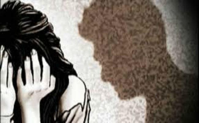मंदसौर गैंगरेप पीड़ित बच्ची का फोटो खींचने वाली वरिष्ठ नर्स गिरफ्तार