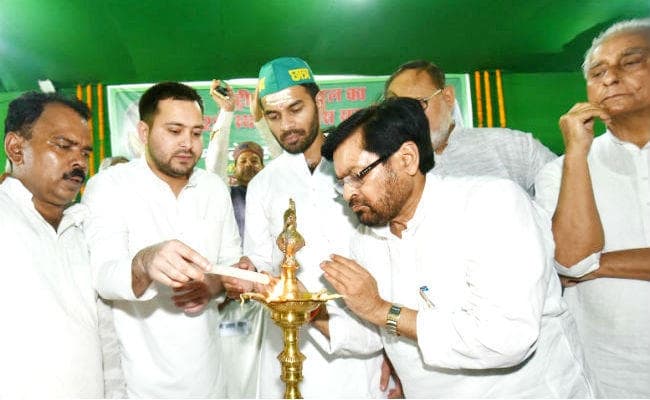 RJD का 22वां स्थापना दिवस : साथ-साथ दिखे तेजस्वी और तेज प्रताप, नहीं आयीं राबड़ी
