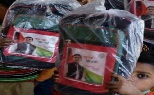 योगी के राज में बंट गये अखिलेश के फोटो वाले बैग, जांच के आदेश