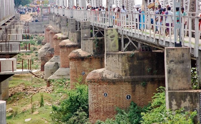 108 वर्ष पुराना किऊल पुल हो रहा जर्जर, जोखिम में ट्रेनों के यात्रियों की जान