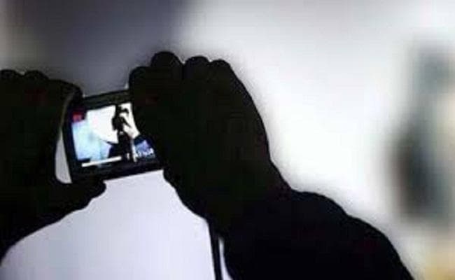 वैशाली : मौलवी को महंगा पड़ा लड़की की आपत्तिजनक फोटो वायरल करना, ग्रामीणों ने पकड़ कर किया मुंडन